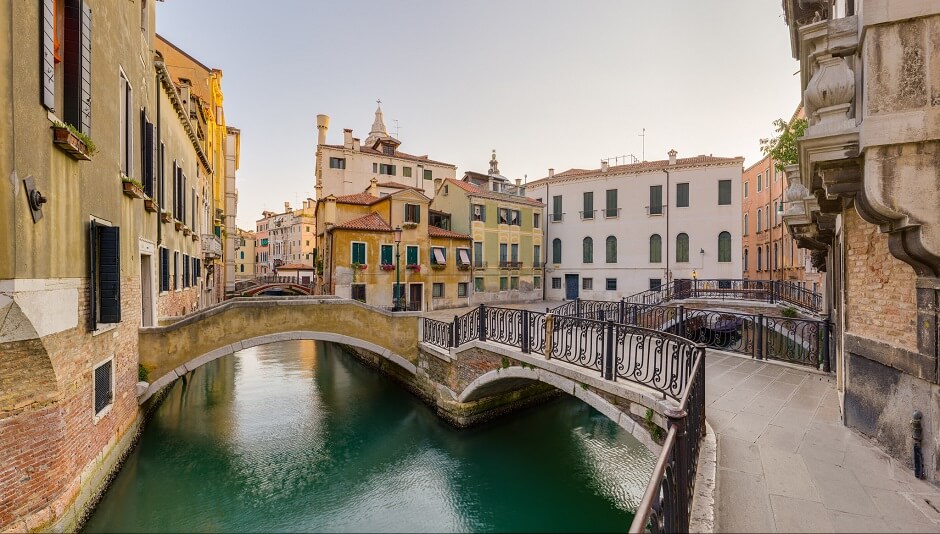 Vue d'un petit canal à Venise en Italie.