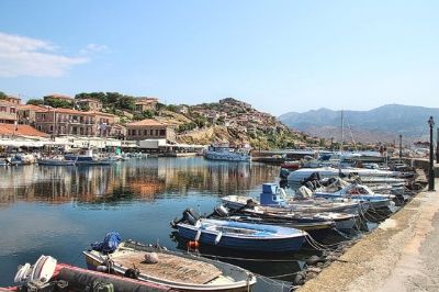 Vue d'un port de l'île de Lesbos en Grèce.