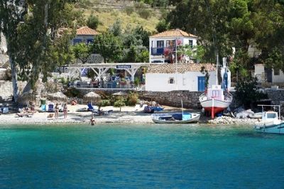 Vue d'une plage sur l'île grecque d'Hydra.