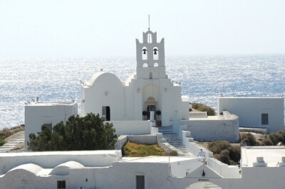 Église au bord de la mer sur l'île grecque de Sifnos.